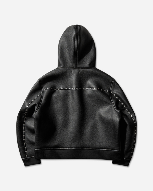 Chaqueta bomber negra con capucha y tachuelas