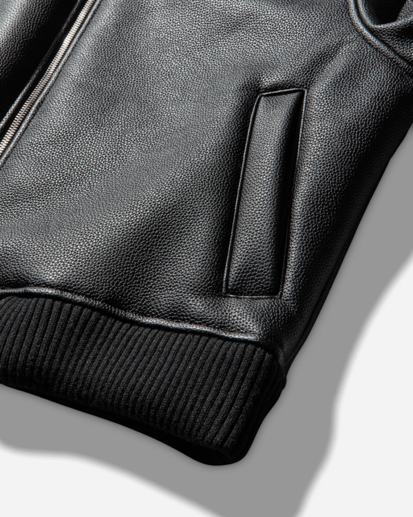 Chaqueta bomber negra con capucha y tachuelas